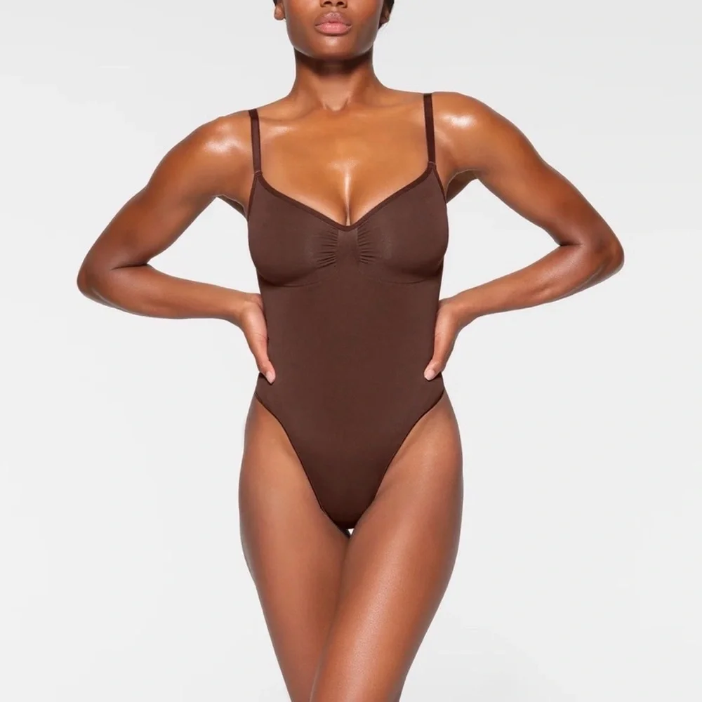 *New* SKIMS Seamless Scuplt Thong Bodysuit in Cocoa, sz Medium - Picture 2 of 6